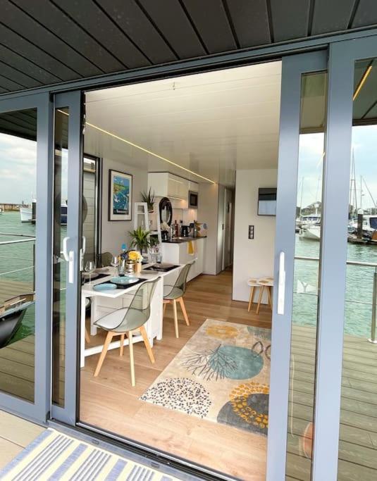 Yarmouth Waterlodge Floating Apartments 2 Zewnętrze zdjęcie